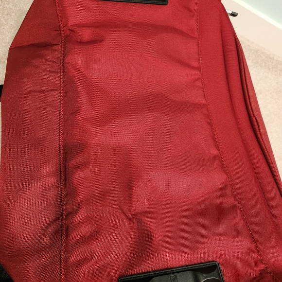 Travelpro Maxlite Burgandy Duffle Bag- Excellent Condition. - Picture 10 of 11